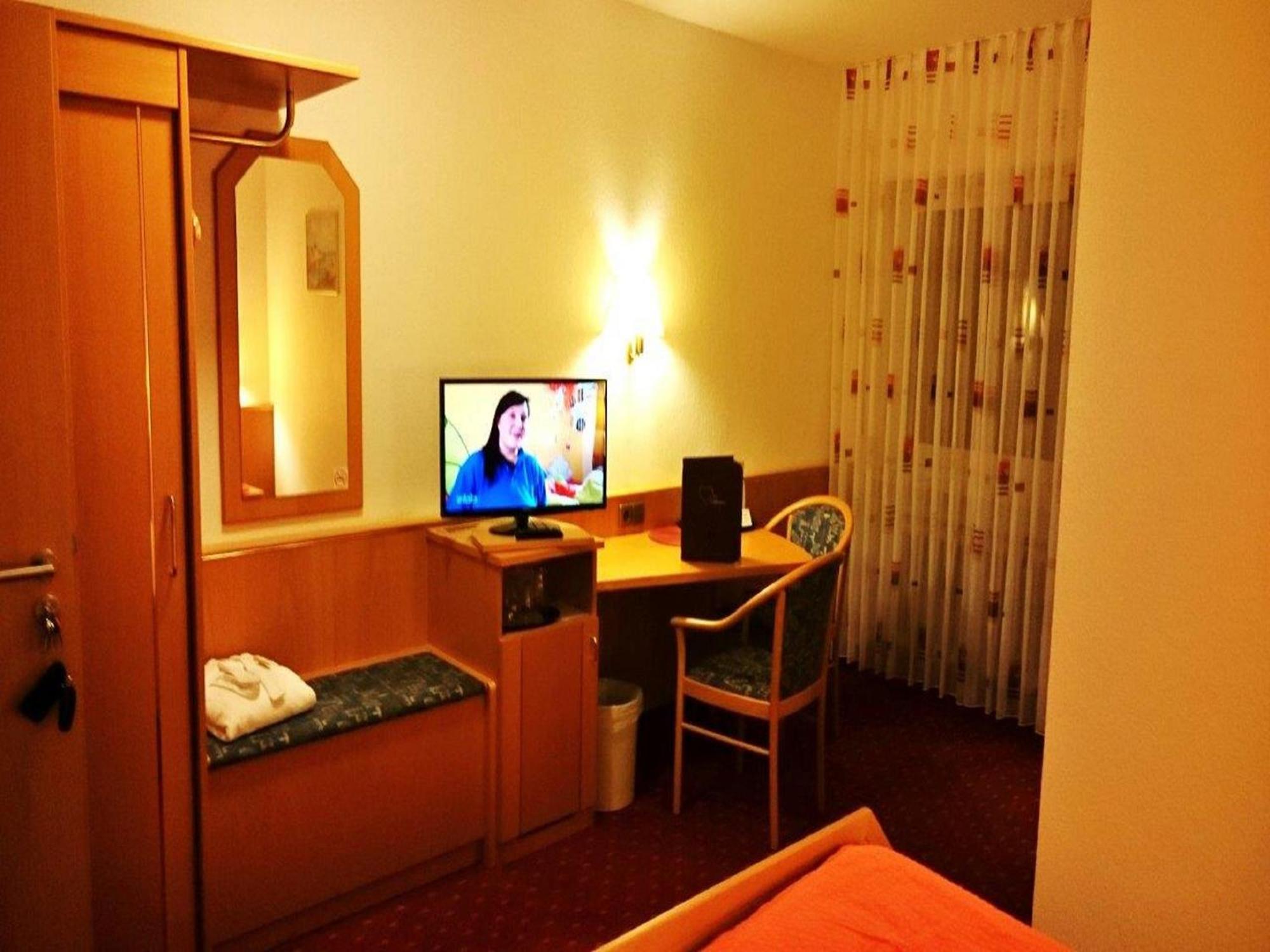 Hotel Goldbaechel Wachenheim an der Weinstraße Buitenkant foto